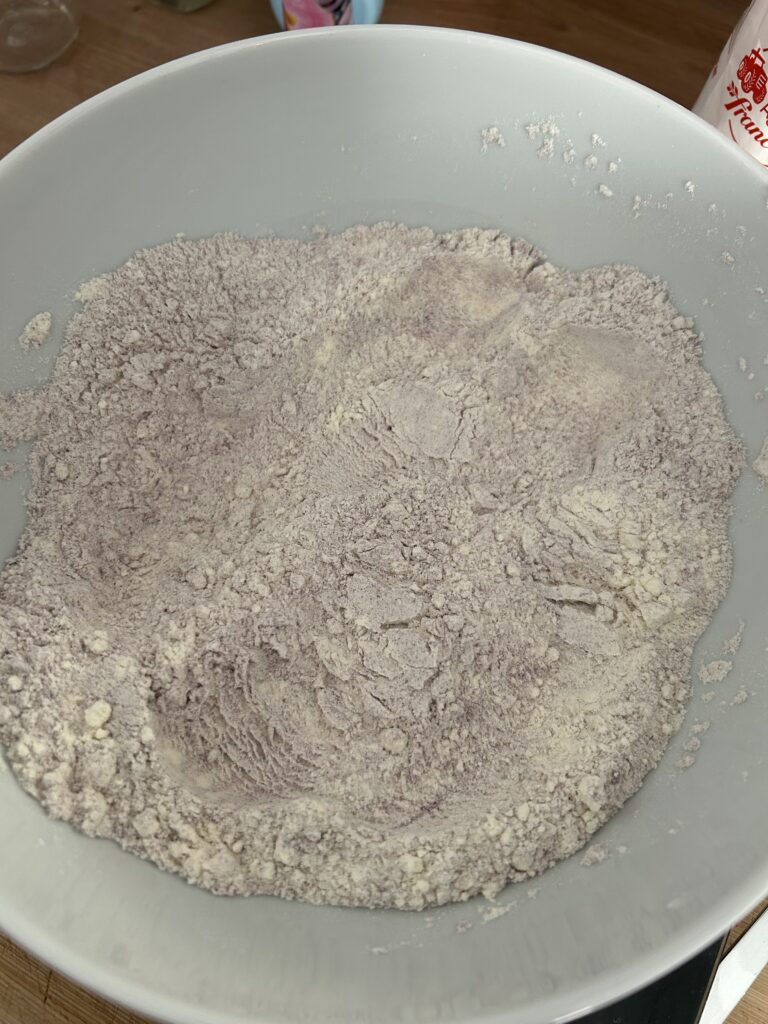 Recette Gaufres ube_Mélange farine, ubé et sucre